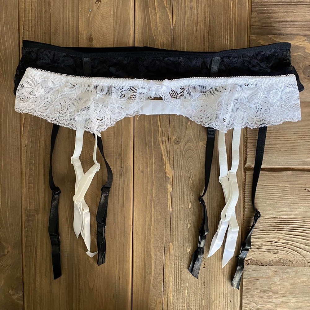 Sexy Lace Garter Belt Set in Black and White